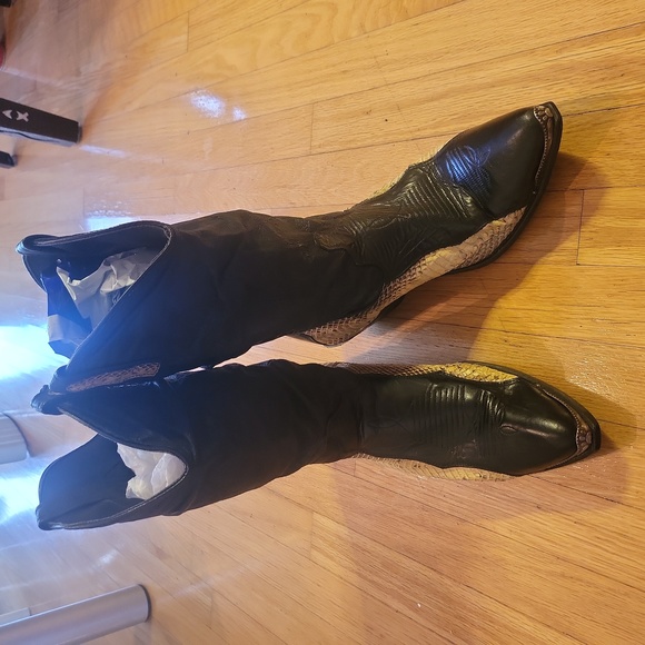 MEN SNAKE AND LEATHERBOOTS